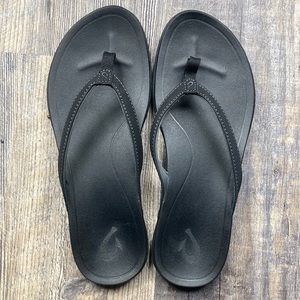 OluKia Ho‘ōpio Sandals - women’s size 9 - worn once like new!